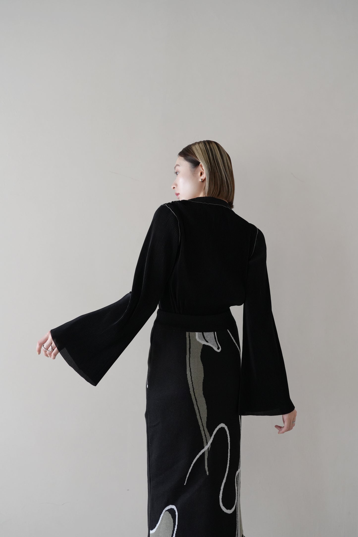 mellow pleats high neck tops