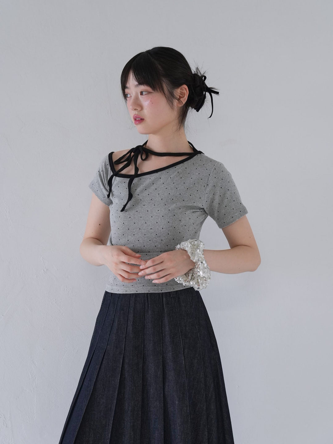 dot ribbon neck tee
